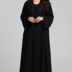 عباية "فيكتوريا" السوداء