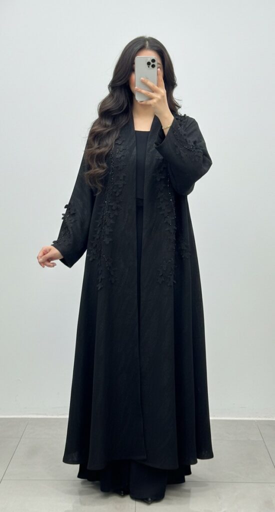 عباية سوداء مطرزة